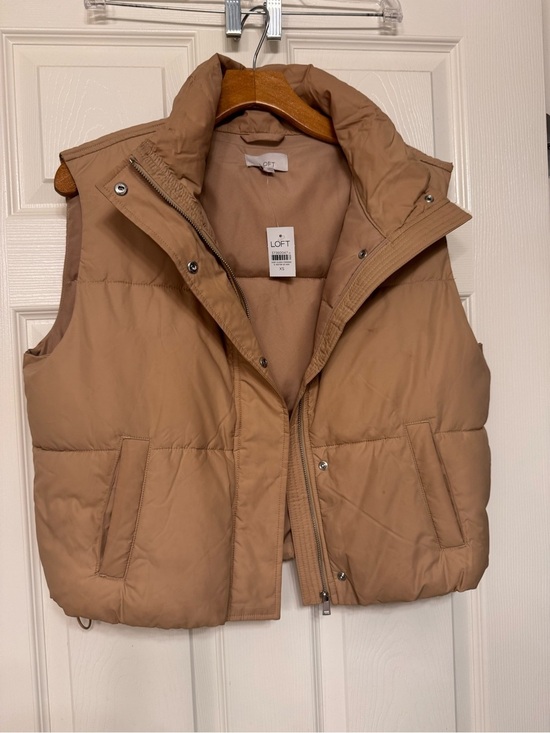 LOFT Jackets & Blazers - LOFT Quilted Tan Puffer Vest 🪴price is firm 🪴